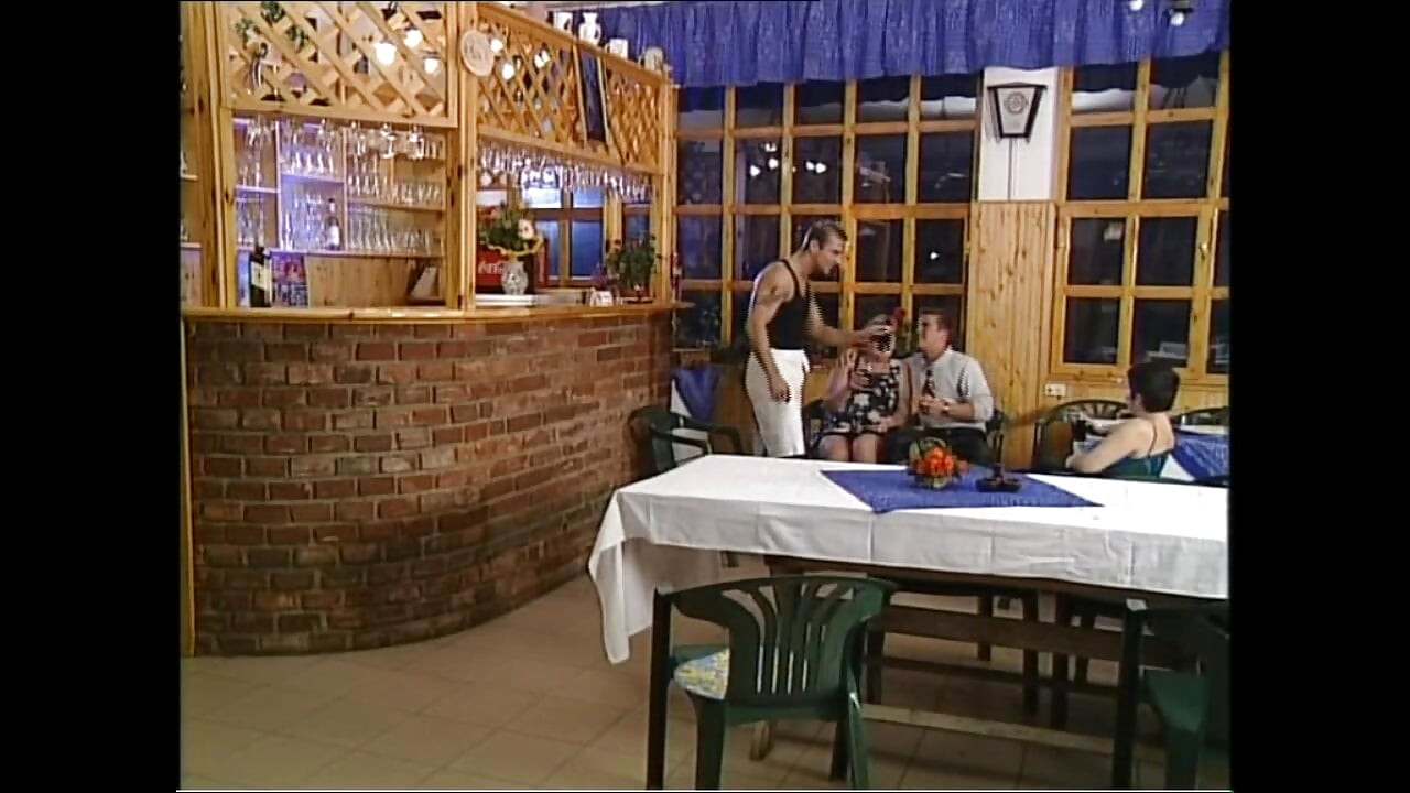 Zrela prsata debeljuca jebana od dva konobara s velikim kurčevima u restoranu