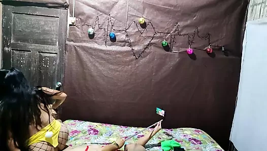 Üvey anne sakallı üvey oğlunun cüce yarağına sürtük gibi biniyor