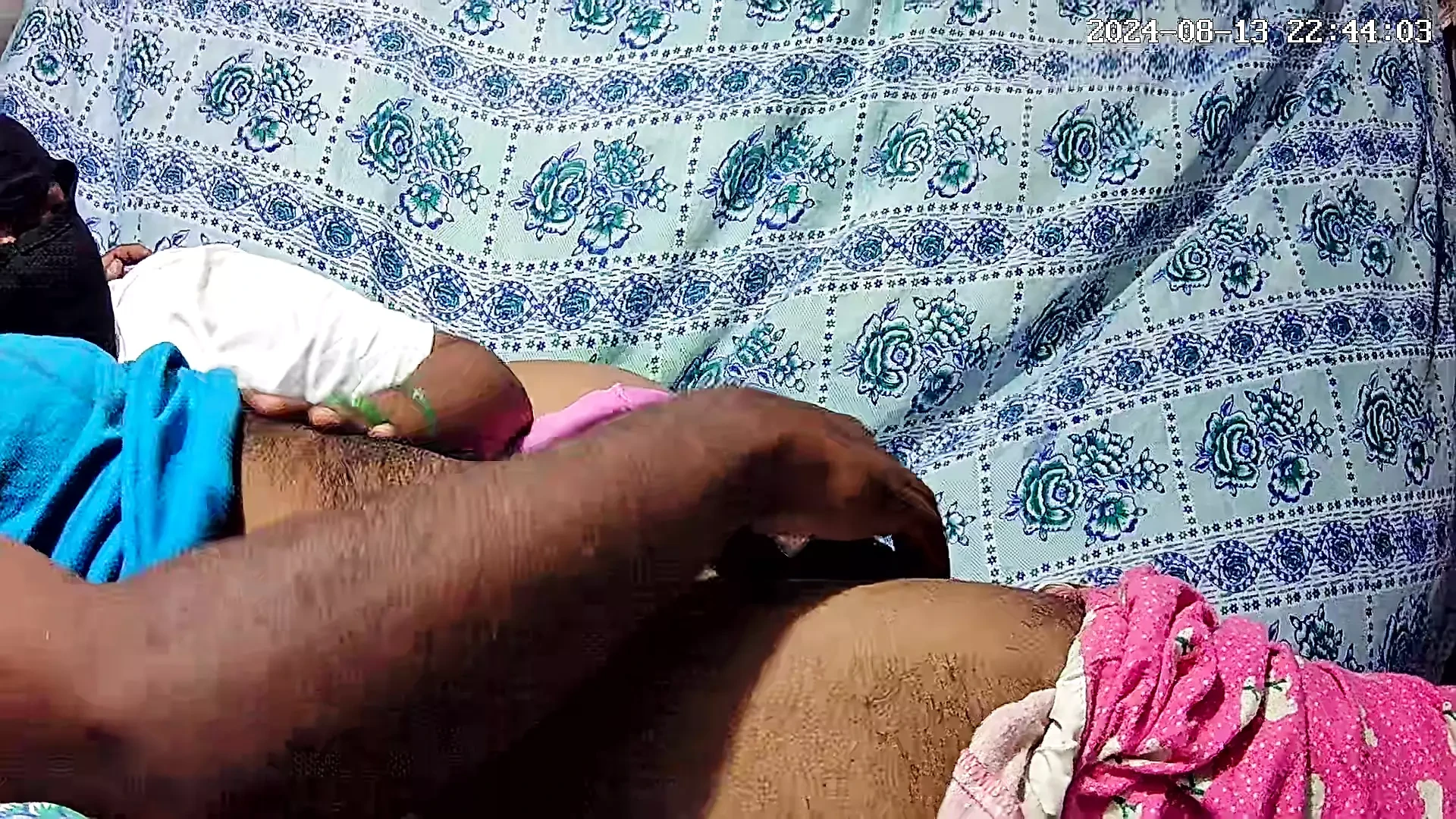 Awek India muda bertetek besar berkongkek di bilik tidur