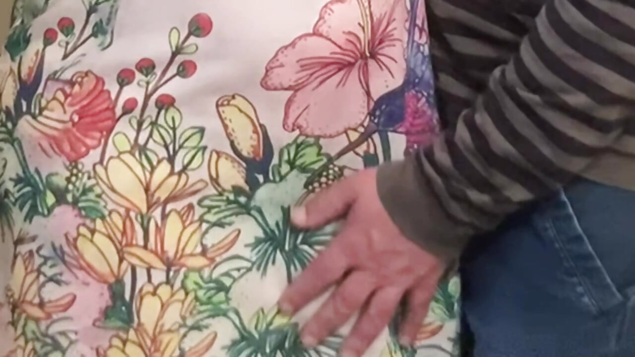 Pequena buceta debaixo do vestido pervertida no metrô