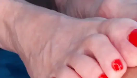 Стильная растяжка: длинные ступни, нейлон и жирные красные ногти! - 205