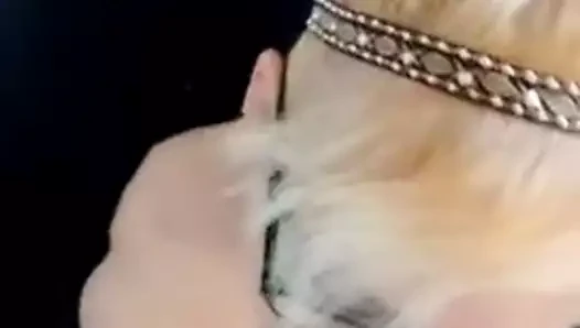 ホットなブロンドがディルドをしゃぶる