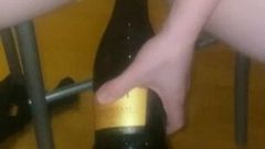 डिल्डो के रूप में शराब की बोतल का उपयोग करती महिलाएं