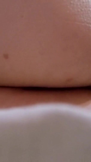 Moment epic de la "Îmi place să mă masturbez cu picioarele încrucișate, îmi strâng tare șoldurile până la ORGASM! Pulsații și prim-plan cu anus"