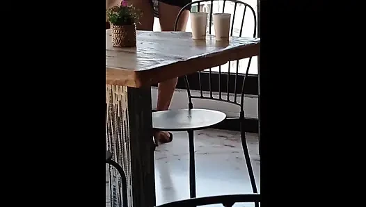 Ateşli evli kadın kulüpte götünü ve amını teşhir ediyor