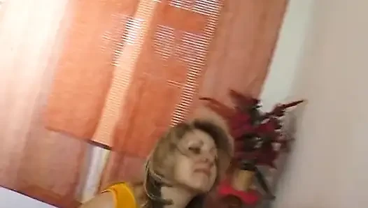Vollbusige blondine zeigt ihren körper