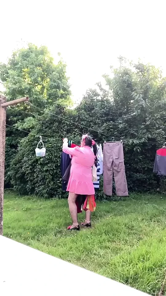 U odeći sa malo roze haljine za dugmiće da pokupim veš.