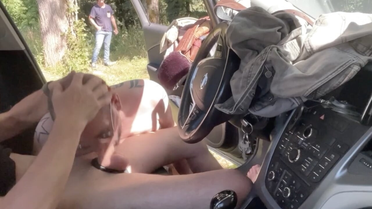 Una reunión en coche