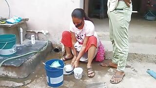 Sora vitregă indiană Sonia curăța vasele, văzând că înălțimea mea și-a făcut vremea, a început să-mi călărească