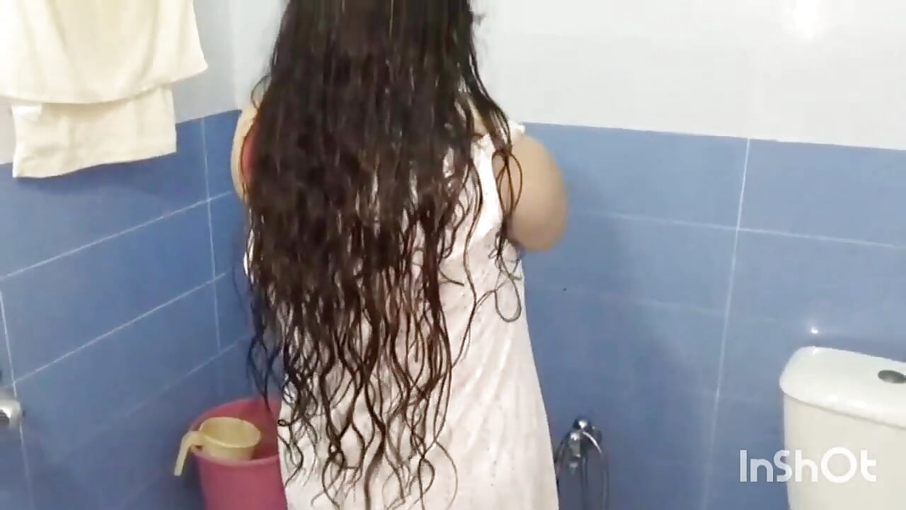 화장실에서 목욕하는 동안 보지를 문지르는 인도 바비