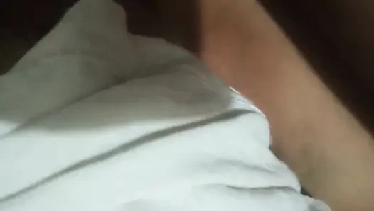 Hintli çift desicouple gece yarısı sert gırtlağına kadar alma ve yüz sikişi için karısına katılıyor