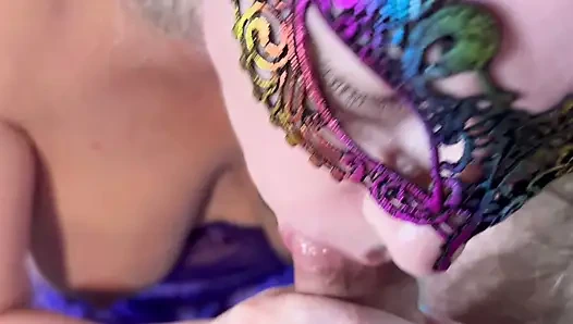 Amatör evli kadın bakış açısıyla sakso çekiyor, süper yakın çekim ağzına boşalıyor