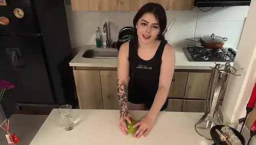 Üvey kız kardeşimin büyük götlü arkadaşını sikiyorum