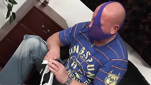 Она наслаждается большим жестким членом сзади, как настоящая сучка!