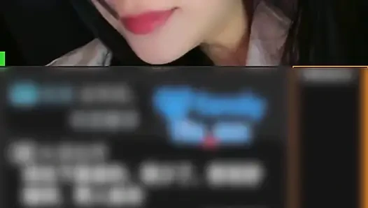Siaran langsung video guru dibagikan dengan sekelompok pria bernafsu