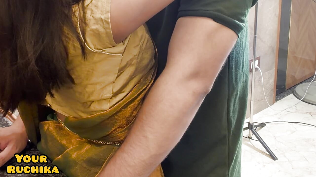 La esposa recién casada Ruchika fue follada en la cocina