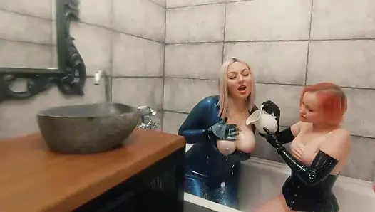 Bad entspannen in Latex gummi mit Milch, romantisches lustiges fetisch-video