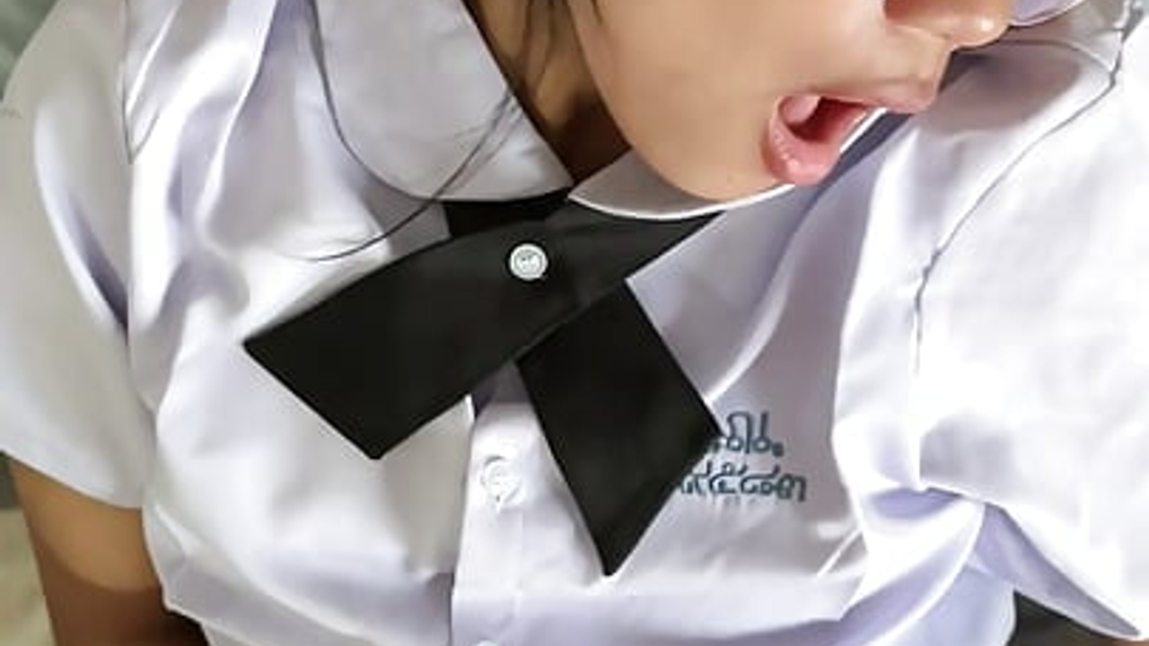 French tourist fuck a 18 years old Thai schoolgirl in uniform