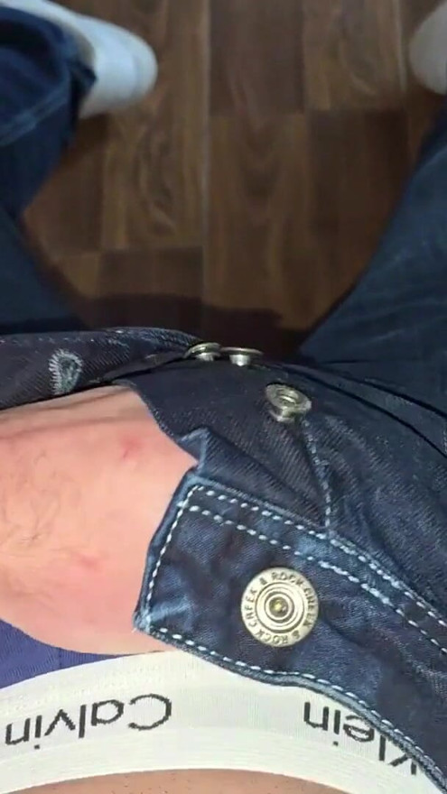 Voz alemã na cadeira de chefe .. boxeador azul Calvin Klein.. pedra do pau duro .. precum fluindo | Clipe 1