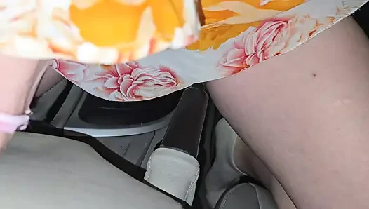 Gadis lucu menunjukkan kepada kita bagaimana dia menyetubuhi perpindahan gigi mobil