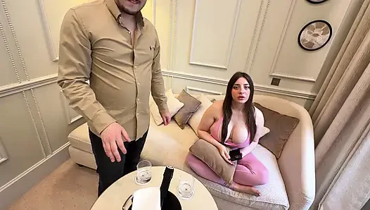 Threesome panas dengan resepsionis BBC seksi dan pacar saya - Luna Doll