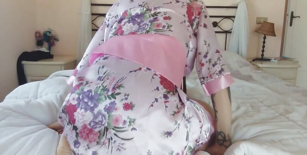 M. 집에 혼자 있다는 것을 알면 불가해집니다. 자위, 트림과 창녀로 갈 수 있어