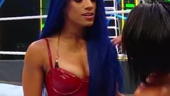 WWE - Sasha Banks in abito rosso caldo che guarda Bayley
