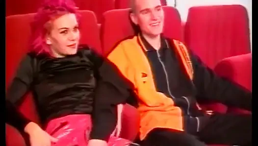 Sexy teen mit gefärbten haaren wird gefickt und bezeugt