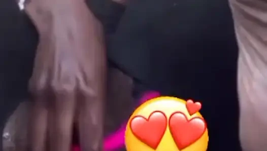 Muncrat di dalam mobil bosku