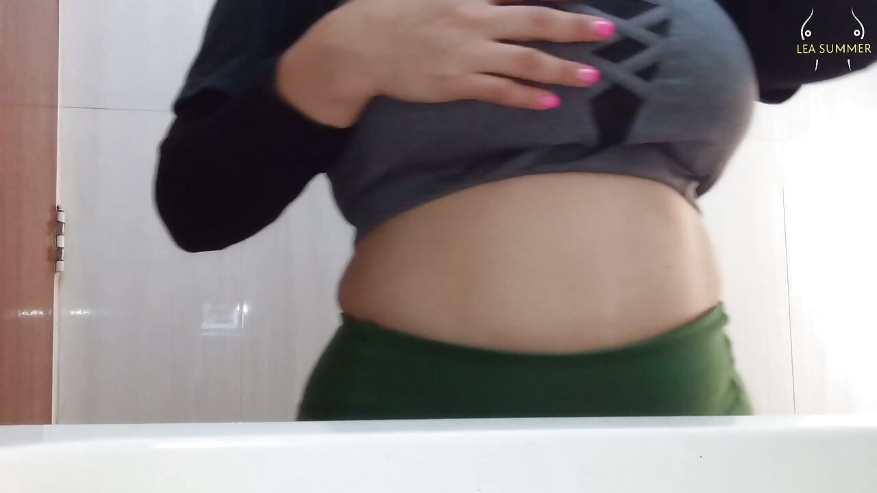 Üniversiteli kız spor salonunun banyosuna giriyor, büyük göğüsleriyle oynuyor ve şişman, sulu amına mastürbasyon yapıyor