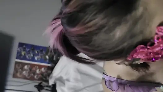 Pembe maskeli sürtük orta yaşlı seksi kadın yutuyor