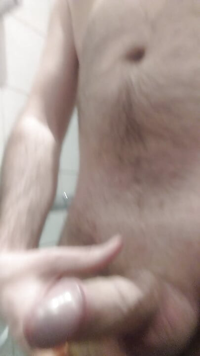 Tuširam se i igram se sa svojim kurcem.