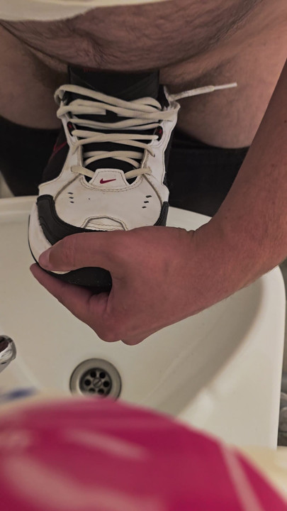 Φτύσε και γάμησε το Nike Air Monarch