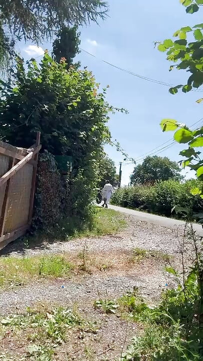 Berpakaian macam pembantu rumah untuk keluarkan sampah