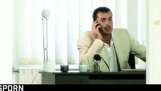 Seksi lingarie'de ateşli bir esmerle çift romantik seks