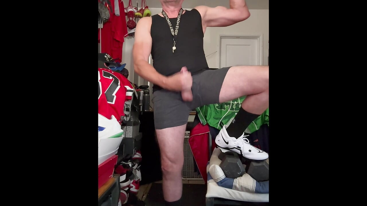 JockDad87 Izbacuje Hrpu Alfa Sperme u svoje Nike Alpha kopačke