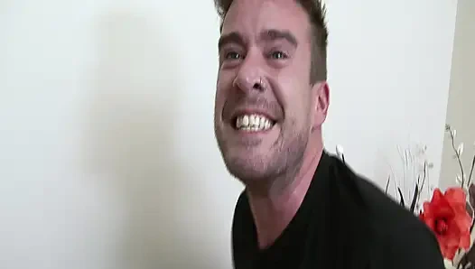 Татуированную брюнетку трахают пальцами на диване и жестко кончают