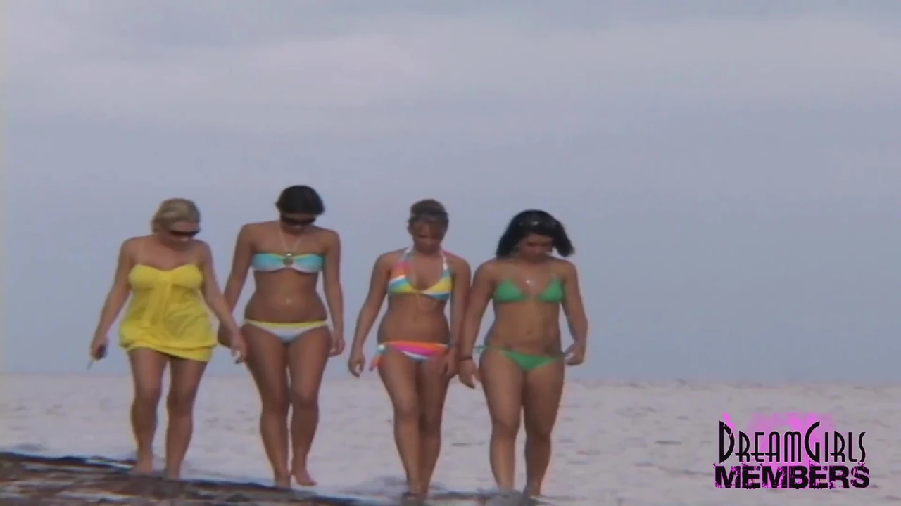 Tüm doğal üniversiteli kızlar bikinilerini çıkarıyor