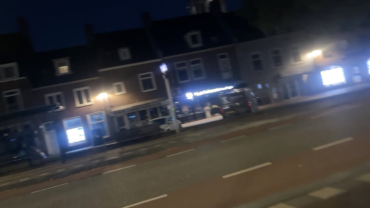 Met de lul buiten in het openbaar lopen