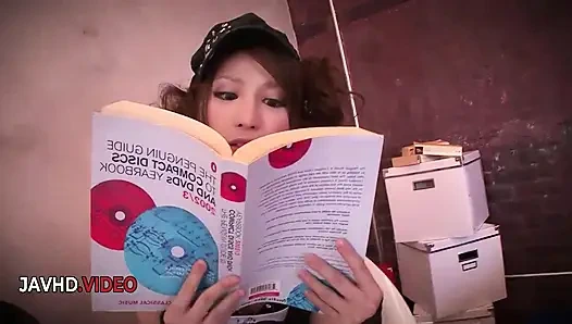 Yaramaz jav yıldızı tsubasa aihara şehvetli oral seks yapıyor