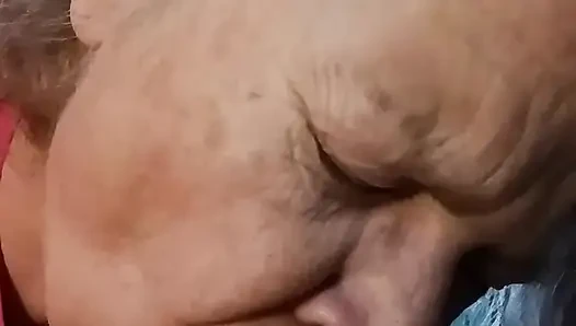Tonton aku nyepong kontol cowok ini! Tante seksi lagi asik nyepong kontol!
