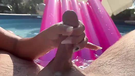 Blowjob im pool und dann gingen wir nach hause, um weiterzufahren