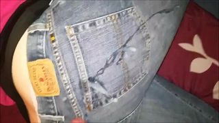 Jeans fortunati coperti di sborra della moglie