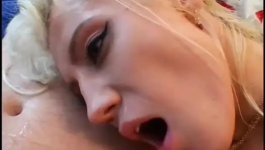Sarışın orta yaşlı seksi kadın memeyle muamele çekiyor ve amını siktiriyor