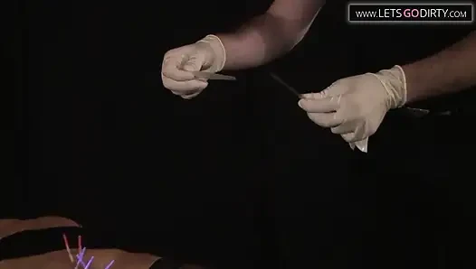 Милфа стонет, пока киску вводят во время введения катетера