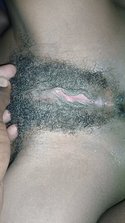 किशोरवयीन मुलीच्या योनीच्या ओठांची उघडण.(१८+)