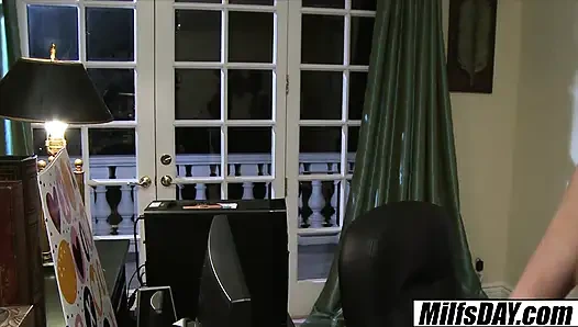 Orta yaşlı seksi kadınlar günü - tarra beyaz azgın evli kadın büyük yarağı aldatıyor