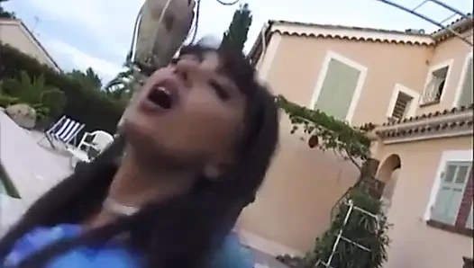 Волосатая киска на улице, сосет член и трахается в задницу