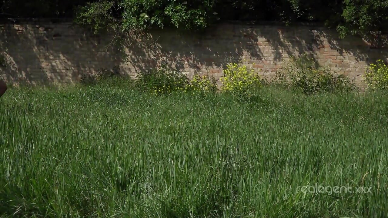 Jóvenes lesbianas rusas haciendo 69 en el campo