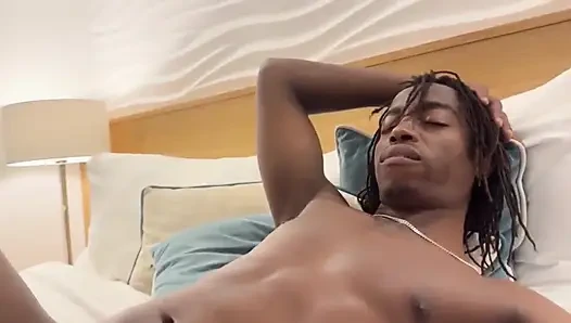 Pelan-pelan nyepong kontol besar pria kulit hitam sambil mengerang dengan perlahan